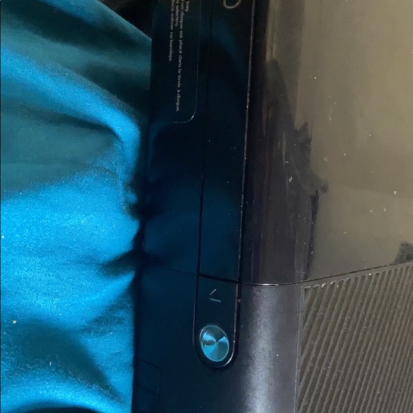 I’m selling a Xbox 360 it’s in working condition I’ve had it for abt a year